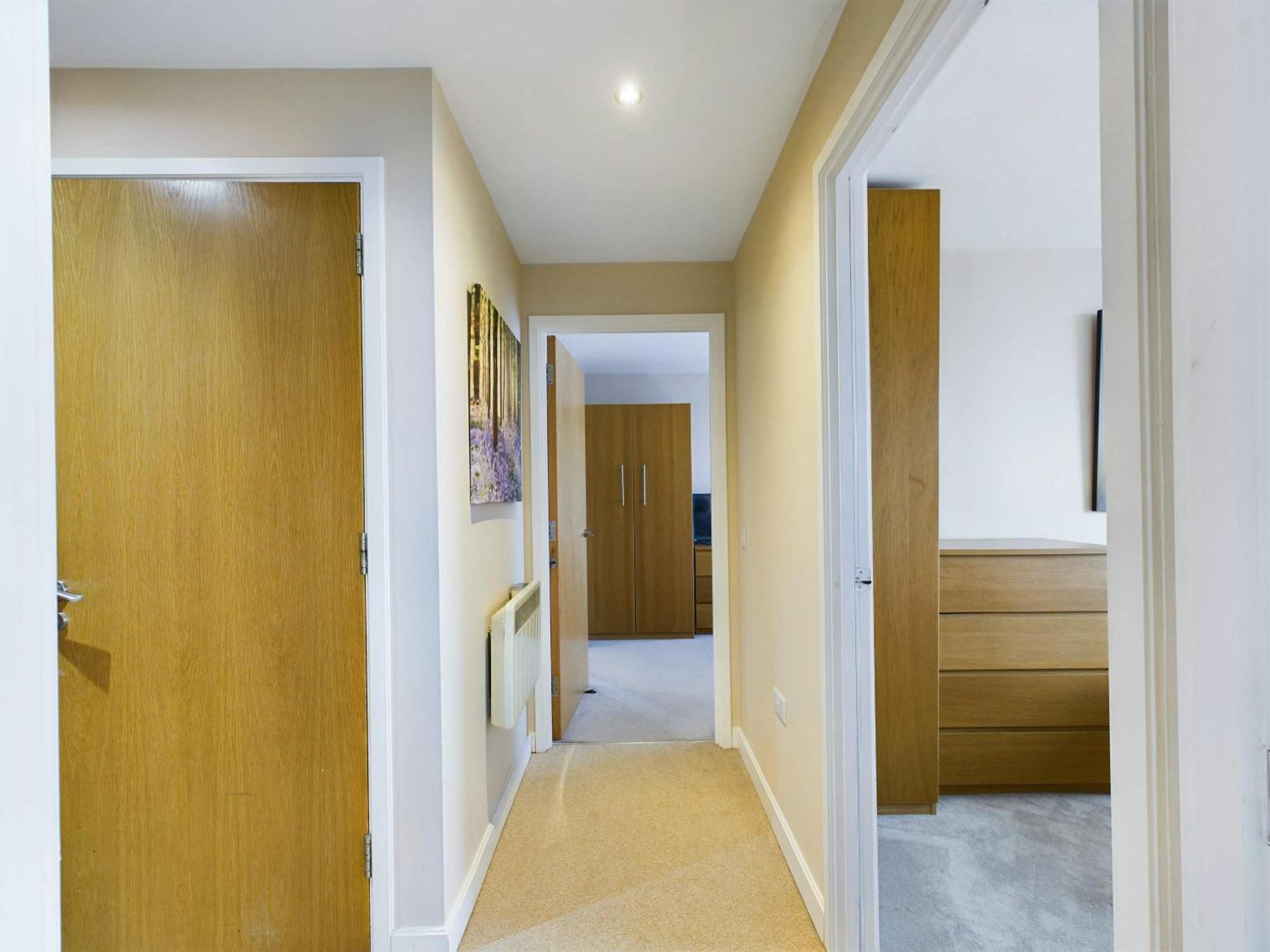 Free Parking - Modern 2 Bedroom In Apartment *