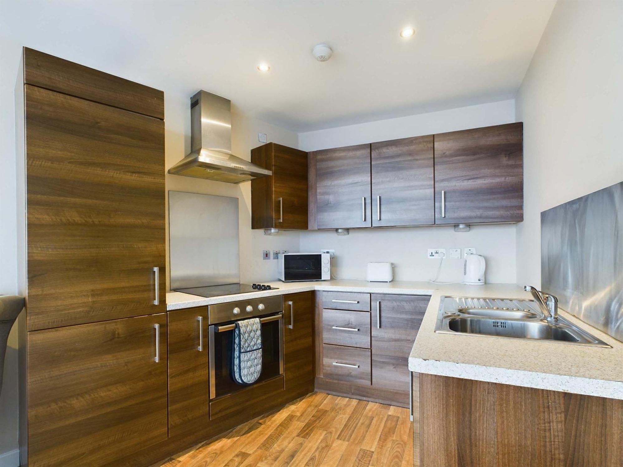 Free Parking - Modern 2 Bedroom In Apartment